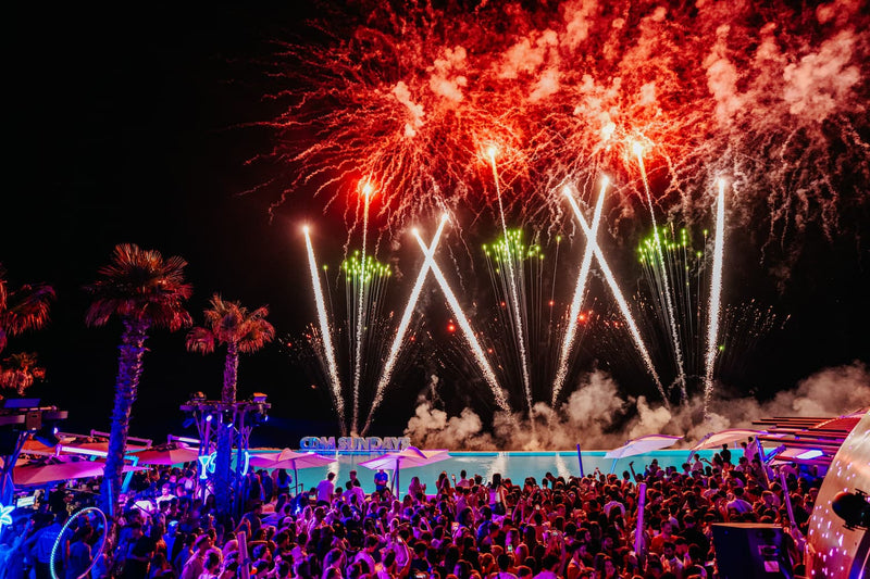 Feuerwerk über der Menge bei CDM Sundays, Café del Mar Malta