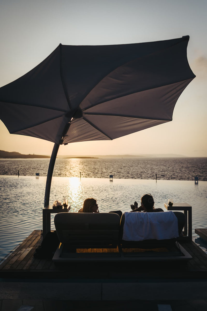 Abendessen bei Sonnenuntergang am Meer im Café del Mar Malta