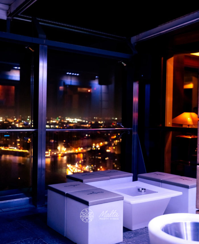 Interiorul clubului TwentyTwo Malta, la etajul 22 al Portomaso Business Tower