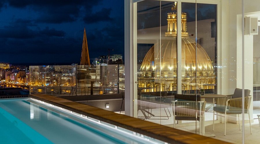 Rooftops & Sunset Spots (drinks + views)