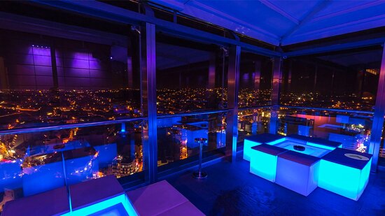 Lounge-ul TwentyTwo Malta de la etajul 22, cu pereți de sticlă și locuri iluminate