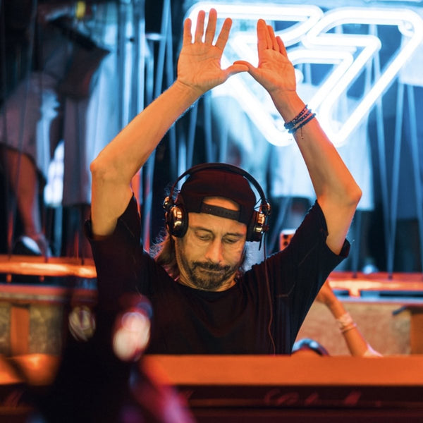 Bob Sinclar con le mani alzate a triangolo durante il suo DJ set a Malta