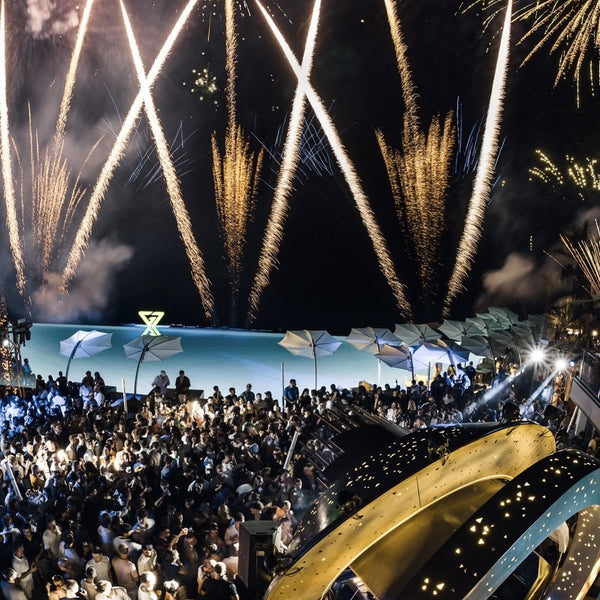 Fuochi d'artificio sulla piscina a sfioro e sul pubblico al Café del Mar Malta