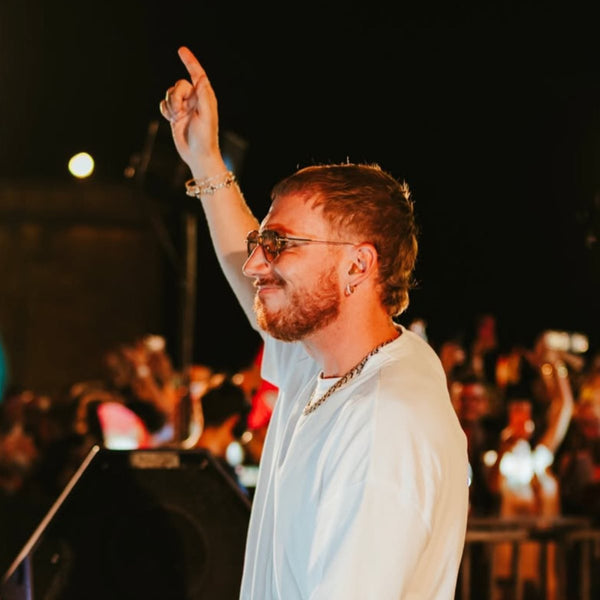 Hugel alza la mano durante il suo DJ set a Malta