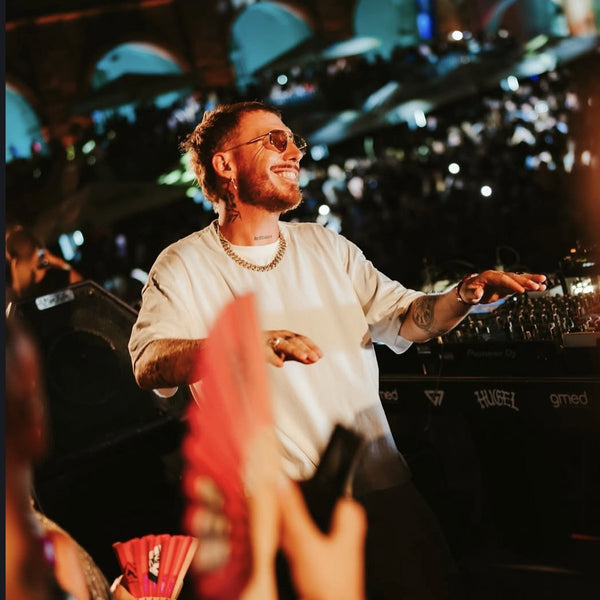 Hugel sorride e balla dietro la consolle a Malta