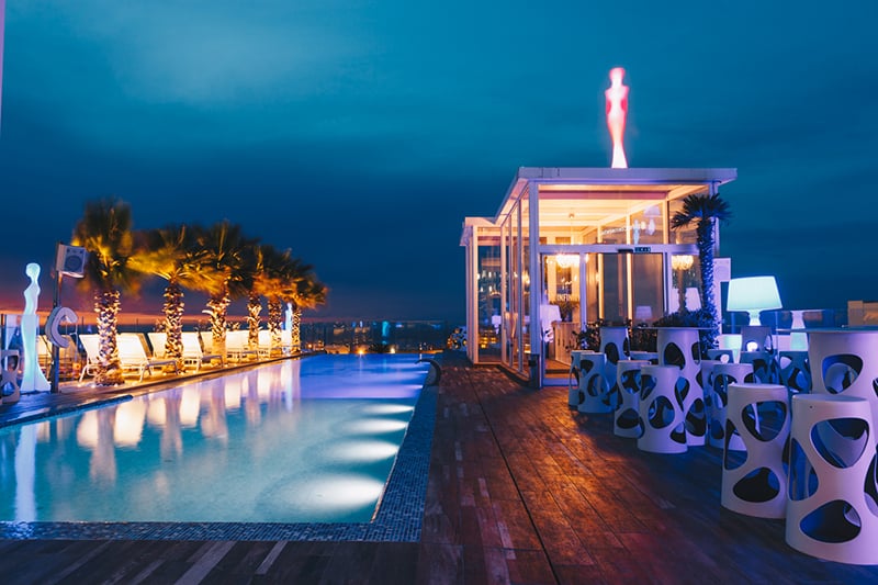La piscina de la azotea de Infinity by Hugo's de noche, Paceville, Malta