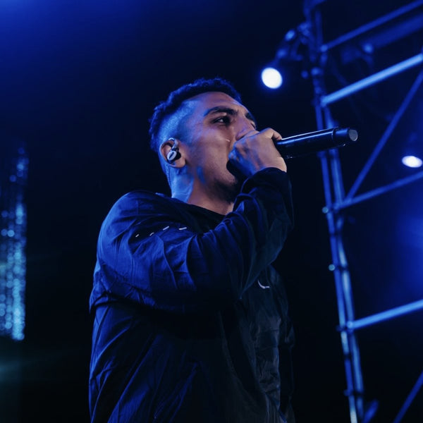 Morad rappa dal vivo sotto le luci blu del palco a Malta
