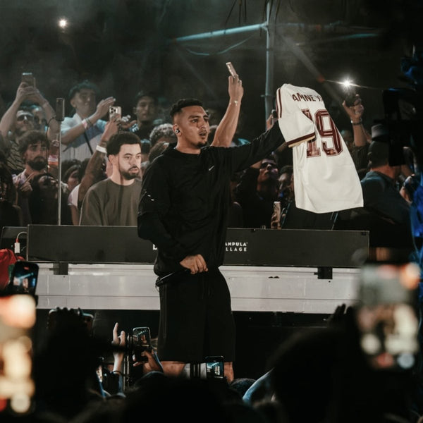 Morad mostra una maglia da calcio numero 19 sul palco del Gianpula Village, Malta