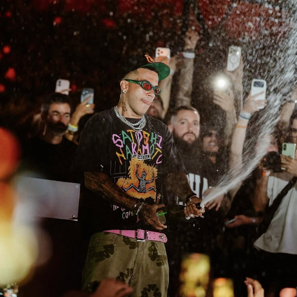 Sfera Ebbasta spruzza champagne sul palco durante il suo show a Malta