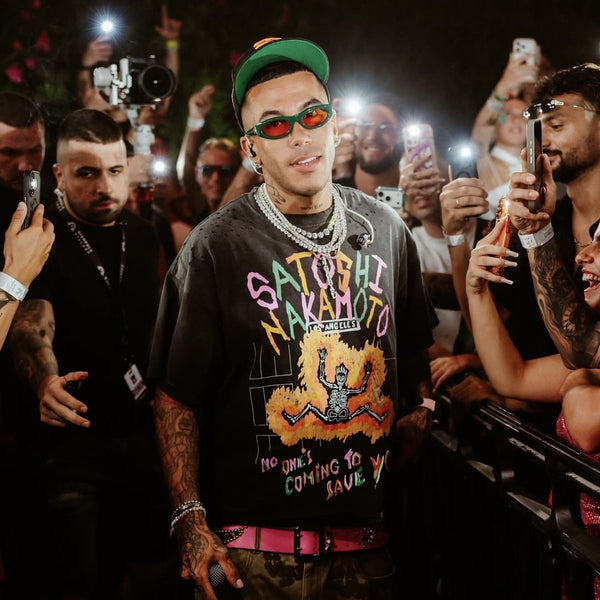 Sfera Ebbasta cammina tra il pubblico durante il suo show a Malta