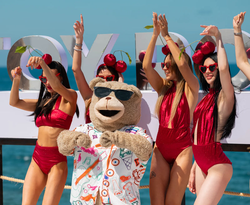 De Toy Room-beer met het publiek bij het zwembad van Toy Room Beach Club Malta